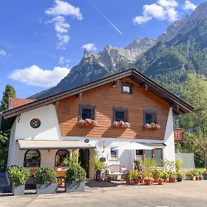 Gaestehaus Edlhuber Mittenwald